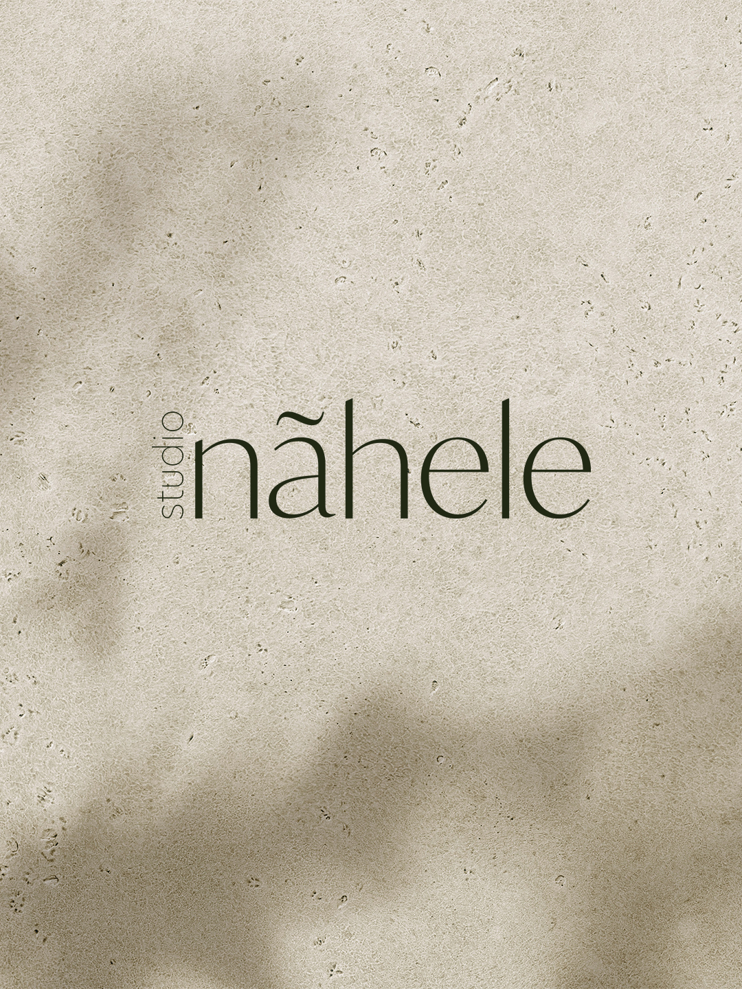 nãhele-Schriftzug in feiner Typografie auf sandfarbenem Hintergrund